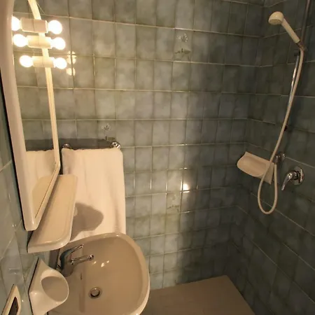 - 3 Bedrooms, 2 Bathrooms - Apartamento